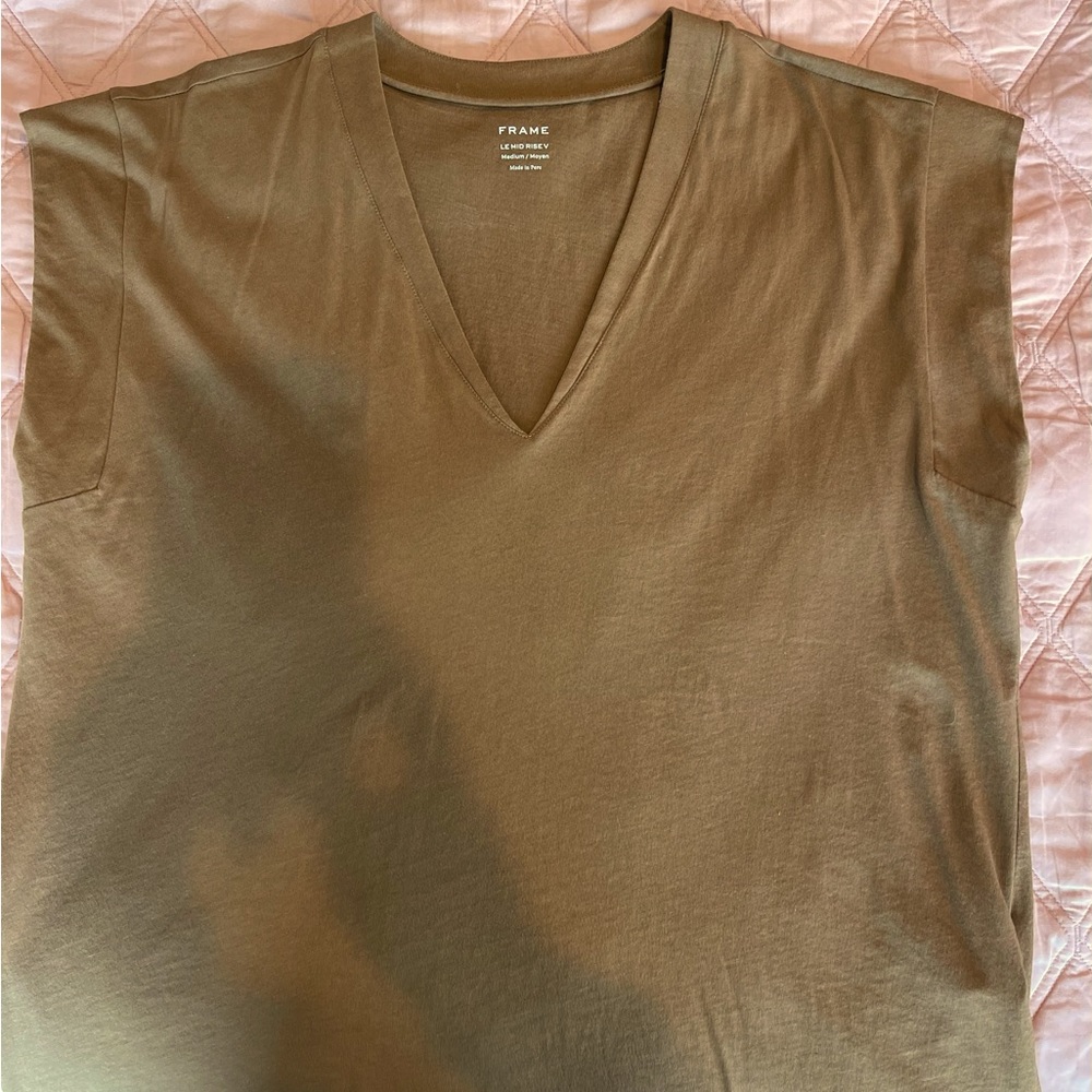 FRAME LE MID RISE V tee shirt medium